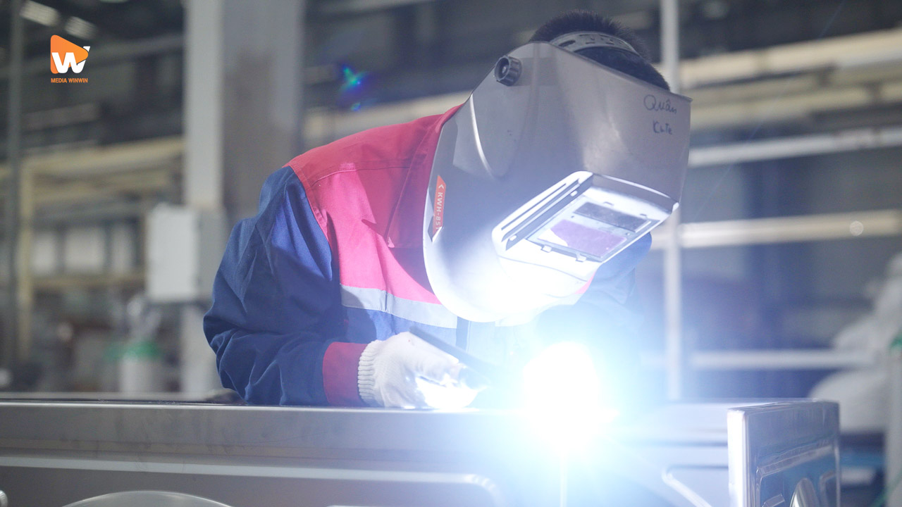 Công nhân Sơn Hà hàn mép tấm inox trong nhà máy Bắc Ninh